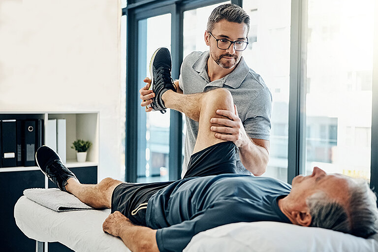 Physiotherapeut mit Patient