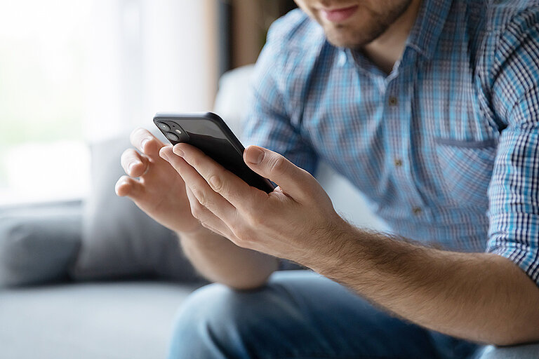 Ein schaut auf ein Handy